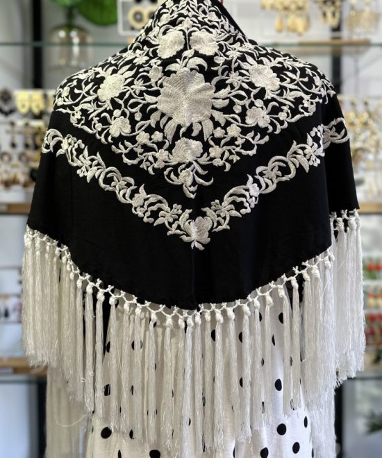 Mantoncillo Negro Bordado Blanco